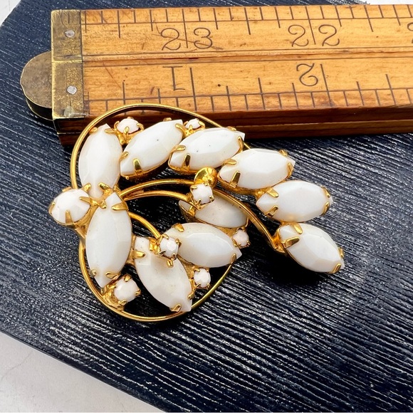 Vintage gold tone white milk glass rhinestone brooch pin wreath - Picture 5 of 7